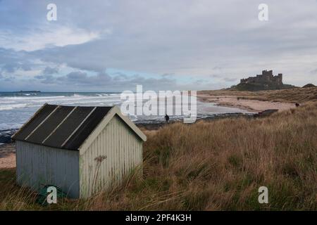 Plage de Bamburgh sous le château, l'imposant château médiéval et situé dans la région de la côte de Northumberland d'une beauté exceptionnelle Banque D'Images