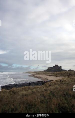 Plage de Bamburgh sous le château, l'imposant château médiéval et situé dans la région de la côte de Northumberland d'une beauté exceptionnelle Banque D'Images