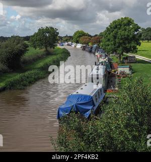 Bateaux amarrés le long de l'étroit du canal de Shropshire Union Banque D'Images