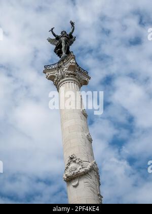 Colonne avec une statue de la liberté brisant ses chaînes sur le haut du monument aux Girondins Banque D'Images