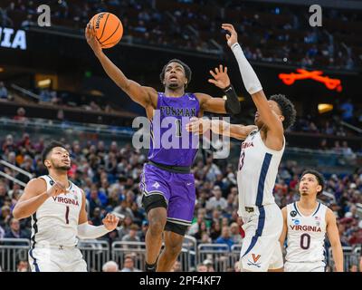 16 mars 2023: Garde de Furman Paladins JP Pegues (1) pose le ballon contre le défenseur Virginia Cavaliers garde Ryan Dunn (13) pendant 2nd demi NCAA basketball entre Furman Palidins et Virginia Cavaliers. Furman défait la Virginie 68-67 au Amway Centre à Orlando, en Floride. Roméo T Guzman/CSM. Banque D'Images