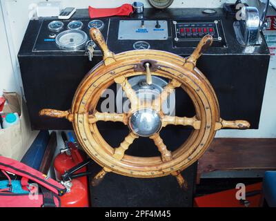 La roue du navire dans la cabine de la Mark Twain bateau touristique sur la rivière Dee Banque D'Images