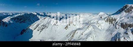 Vue sur le sommet de Weissfluh et la corne de Haupter dans Schanfigg, image de drone, Haupter Taelli, Davos, Grisons, Suisse Banque D'Images