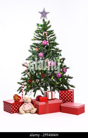 Arbre de Noël avec des cadeaux sur fond blanc Banque D'Images