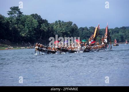 Le festival Aranmula Vallamkali ou la course de bateaux de serpent, qui se tient sur la rivière Pampa pendant le festival Onam à Aranmula, Kerala, Inde, Asie Banque D'Images