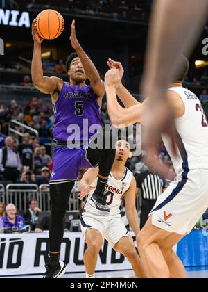 16 mars 2023 : les Paladins Furman gardent Marcus Foster (5) pendant 2nd la moitié du basketball NCAA entre les Palidins Furman et les cavaliers de Virginie. Furman défait la Virginie 68-67 au Amway Centre à Orlando, en Floride. Roméo T Guzman/CSM. Banque D'Images