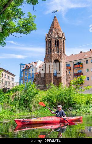 Pagayer en kayak sur le Jakobskanal, Jakobskapelle à l'arrière, Brandebourg et Havel, Brandebourg, Allemagne Banque D'Images