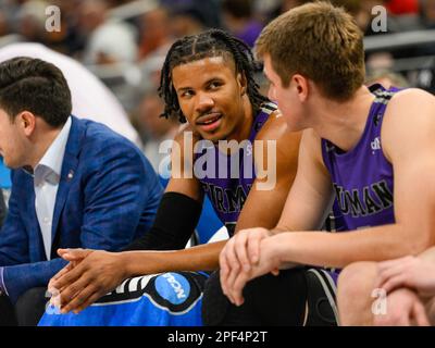 16 mars 2023: Furman Paladins garde Mike Bothwell (3) sur le banc après s'être fouillé pendant 2nd la moitié du basketball NCAA entre Furman Palidins et Virginia Cavaliers. Furman défait la Virginie 68-67 au Amway Centre à Orlando, en Floride. Roméo T Guzman/CSM. Banque D'Images