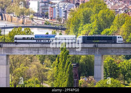 Voyage en train individuel avec le train spécial Luxon de l'aventure ferroviaire, ici en traversant un pont ferroviaire à Bad Cannstatt, Stuttgart Banque D'Images