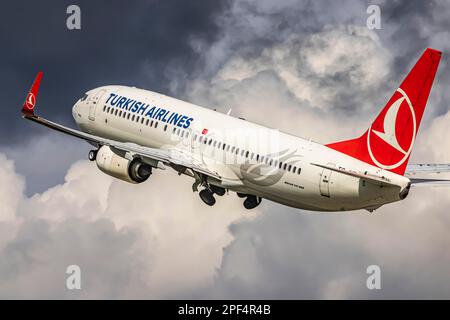 Avion Boeing 737-800 de Turkish Airlines au décollage et à l'ascension, nuages sombres, Stuttgart, Bade-Wurtemberg, Allemagne Banque D'Images