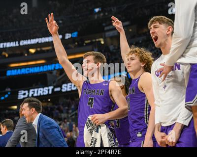 16 mars 2023: Les Paladins de Furman avancent Ben Vanderwal (4) et le garde de Furman Paladins carter Whitt (11) réagissent après un pointeur de 3 pendant 2nd demi NCAA basketball entre les Palidins de Furman et de Virginie. Furman défait la Virginie 68-67 au Amway Centre à Orlando, en Floride. Roméo T Guzman/CSM. Banque D'Images