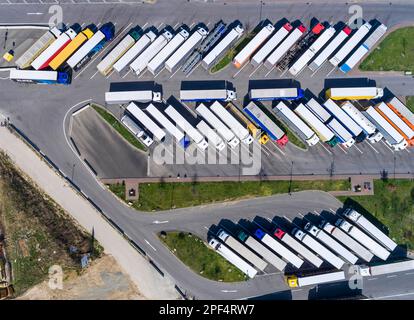 Aire de repos Denkendorf sur l'autoroute A8, places de stationnement occupées pour les camions, les conducteurs doivent respecter leurs périodes de repos, photo drone, Denkendorf Banque D'Images