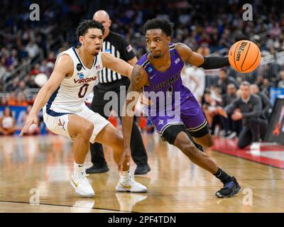 16 mars 2023: Virginia Cavaliers Guard Kihei Clark (0) défend Furman Paladins Guard JP Pegues (1) pendant 2nd demi NCAA basketball entre Furman Palidins et Virginia Cavaliers. Furman défait la Virginie 68-67 au Amway Centre à Orlando, en Floride. Roméo T Guzman/CSM. Banque D'Images