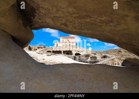 Basilique princière chrétienne du 10th siècle avec vue à travers une arche de roche, ville grotte Uplistsikhe, connue sous le nom de Forteresse du Seigneur, Gori, Shida Banque D'Images