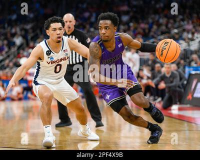 16 mars 2023: Virginia Cavaliers Guard Kihei Clark (0) défend Furman Paladins Guard JP Pegues (1) pendant 2nd demi NCAA basketball entre Furman Palidins et Virginia Cavaliers. Furman défait la Virginie 68-67 au Amway Centre à Orlando, en Floride. Roméo T Guzman/CSM. Banque D'Images