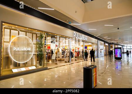 Sibiu, Roumanie - mai 2 2022 : magasin de mode Pull&Bear dans le centre commercial Promenada, l'un des plus grands centres commerciaux de Sibiu Banque D'Images