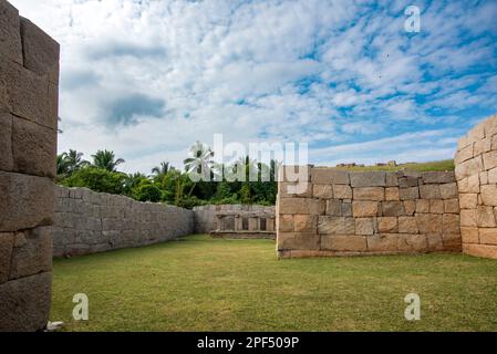 Murs massifs en pierre qui forment la fortification de Hampi qui était la capitale de l'Empire de Vijayanagara. Hampi est un site classé au patrimoine mondial de l'UNESCO. Banque D'Images