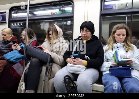 Les gens dans un métro, les femmes passagers assis avec des smartphones. Intérieur de la voiture de métro Banque D'Images