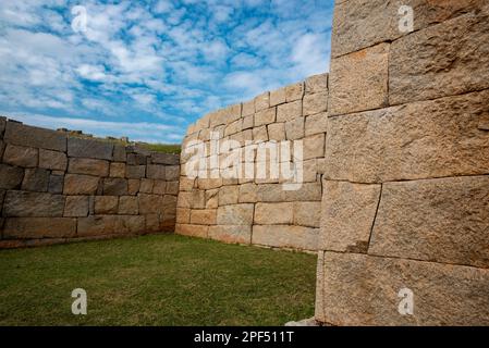 Murs massifs en pierre qui forment la fortification de Hampi qui était la capitale de l'Empire de Vijayanagara. Hampi est un site classé au patrimoine mondial de l'UNESCO. Banque D'Images