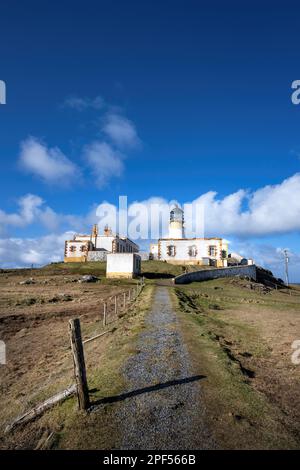 Neist point est un point de vue sur le point le plus à l'ouest de Skye. Le phare de Neist point y est situé depuis 1909. Banque D'Images