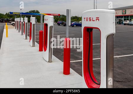 Elkhart, Indiana, postes de charge pour les véhicules électriques Tesla à côté d'une station-service Sunoco sur la route à péage de l'Indiana Banque D'Images