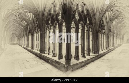 L'image est du passage couvert des cloîtres au célèbre site du patrimoine mondial de la cathédrale Christ Church de Canterbury dans le Kent. Banque D'Images