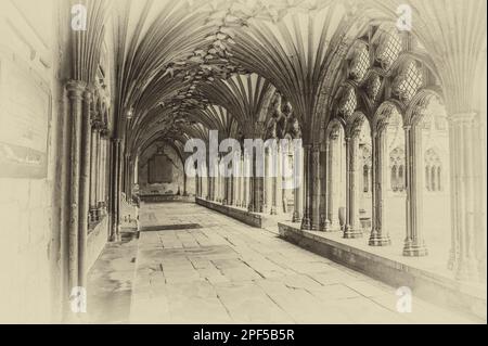 L'image est du passage couvert des cloîtres au célèbre site du patrimoine mondial de la cathédrale Christ Church de Canterbury dans le Kent. Banque D'Images