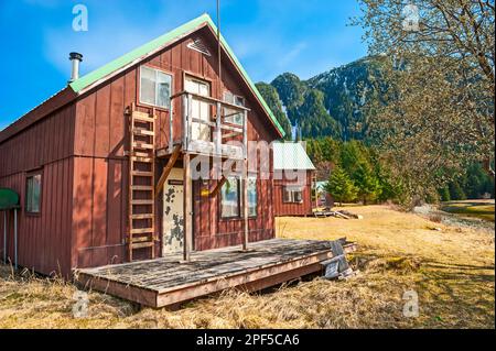 Camp de travail abandonné du Service forestier des États-Unis à False Island, forêt nationale de Tongass, Alaska, États-Unis. Banque D'Images