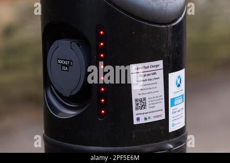 Un chargeur de véhicule électrique de marque BP Pulse défectueux sur le réseau de ChargePlace Écosse exploité par le Conseil de la ville d'Édimbourg. Banque D'Images