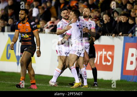 Richie Myler de Leeds Rhinos fête avec ses coéquipiers après avoir marqué leur première tentative lors du match de la Super League de Betfred à la Jungle du mend-A-looder, Castleford. Date de la photo: Jeudi 16 mars 2023. Banque D'Images