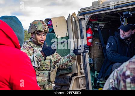 Bemowo Piskie, Pologne. 27th févr. 2023. ÉTATS-UNIS Le lieutenant-colonel James Ray, à gauche, commandant du groupement tactique du PFE de l'OTAN en Pologne et commandant du 1st Bataillon, 9th Cavalry Regiment, 2nd Armored Brigade combat Team, 1st Cavalry Division, soutenant la 4th Infantry Division (4 ID), discute des capacités du véhicule de combat M2A3 Bradley avec Marchio BanoÅ¾iÄ‡, Ministère de la défense de la République de Croatie et des médias lors d'un exercice de tir d'armes à feu à Bemowo Piskie, Pologne, février. 24-27, 2023. La mission du 4 ID en Europe est de s'engager dans des formations et des exercices multinationaux à travers le Th Banque D'Images