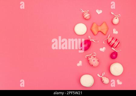 Utilisez le fond de Pâques rose avec des œufs de Pâques et d'autres éléments décoratifs comme modèle pour la copie Banque D'Images