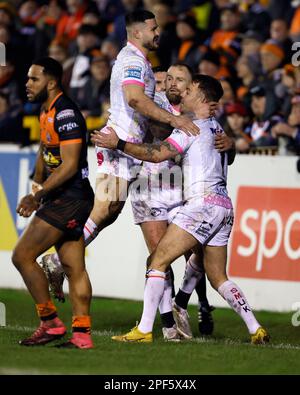 Richie Myler de Leeds Rhinos fête avec ses coéquipiers après avoir marqué leur première tentative lors du match de la Super League de Betfred à la Jungle du mend-A-looder, Castleford. Date de la photo: Jeudi 16 mars 2023. Banque D'Images