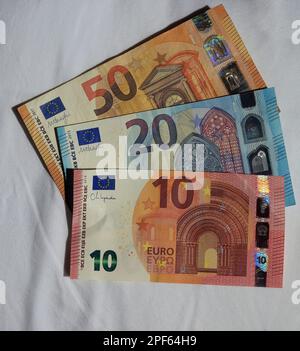 Cinquante, vingt et dix euros sur fond pâle. Prise 2023 Banque D'Images