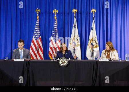 Des Moines, États-Unis. 16th mars 2023. Le sénateur d'État Zach Wahls (D-Coralville, à gauche) et la représentante d'État Lindsay James (D-Dubuque, à droite) écoutent le vice-président Kamala Harris (au centre). Le vice-président Kamala Harris a tenu une conférence de presse avant une table ronde sur les droits en matière de reproduction. Crédit : SOPA Images Limited/Alamy Live News Banque D'Images