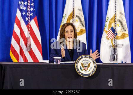 Des Moines, États-Unis. 16th mars 2023. Le vice-président Kamala Harris s'adresse à la presse. Le vice-président Kamala Harris a tenu une conférence de presse avant une table ronde sur les droits en matière de reproduction. Crédit : SOPA Images Limited/Alamy Live News Banque D'Images