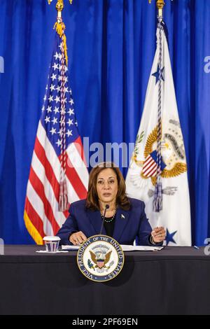 Des Moines, États-Unis. 16th mars 2023. Le vice-président Kamala Harris s'adresse à la presse. Le vice-président Kamala Harris a tenu une conférence de presse avant une table ronde sur les droits en matière de reproduction. (Photo de Greg Hauenstein/SOPA Images/Sipa USA) crédit: SIPA USA/Alay Live News Banque D'Images