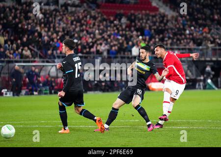 ALKMAAR - Vangelis Pavlidis d'AZ Alkmaar marque le 2-1.(lr) Nicolo Casale de SS Lazio, Luis Alberto de SS Lazio, Vangelis Pavlidis d'AZ Alkmaar lors du match de la ligue de la Conférence de l'UEFA de 16 entre AZ Alkmaar et SS Lazio dans le stade AFAS à 16 mars 2023 à Alkmaar, Pays-Bas. ANP ED VAN DE POL Banque D'Images