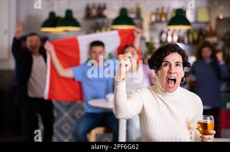 Les fans péruviens enthousiastes crient avec joie au bar à bière. Victoire péruvienne Banque D'Images