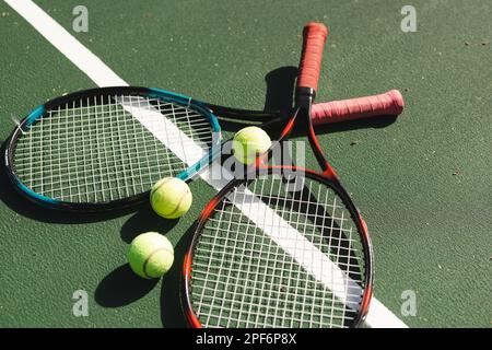 Gros plan de raquettes et de balles de tennis sur un court de tennis Banque D'Images