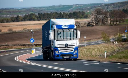 Un camion Mercedes Benz Actros du groupe maritime tire une remorque avec un conteneur d'expédition pour remonter le A628 Woodhead Pass dans le Yorkshire Banque D'Images