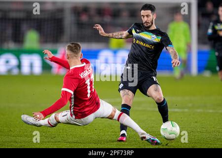 ALKMAAR, PAYS-BAS - MARS 16: Jesper Karlsson d'AZ Alkmaar, Luis Alberto de SS Lazio pendant la ronde de 16 étape 2 - UEFA Europa Conference League match entre AZ Alkmaar et SS Lazio à la Stadion AZ sur 16 mars 2023 à Alkmaar, pays-Bas (photo de Patrick Goosen/Orange Pictures) Banque D'Images