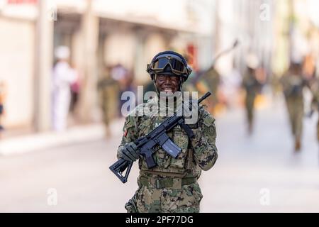 Matamoros, Tamaulipas, Mexique - 16 septembre 2022: Desfile 16 de Septiembre, membre de la Marine mexicaine marchant avec leur fusil Banque D'Images