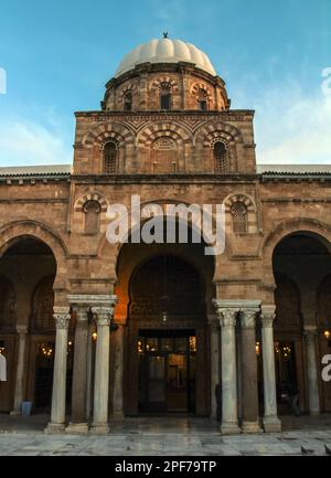 La mosquée historique de Zitouna. Patrimoine tunisien dans la Médina de Tunis Banque D'Images