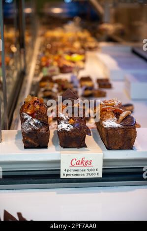 Assortiment de pâtisseries sucrées fraîches françaises avec fruits frais et baies en gros plan boutique de confiserie, traduction anglaise: Gâteaux pour 4 ou 6 pers Banque D'Images