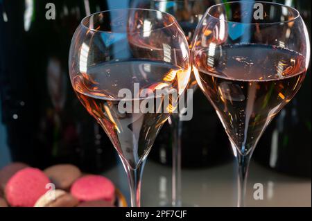 Dégustation de vin pétillant de champagne à la rose dans les caves de la maison de vins gran cru à Epernay, visite des vins en Champagne, France, bouteilles de magnum sur le backgrou Banque D'Images