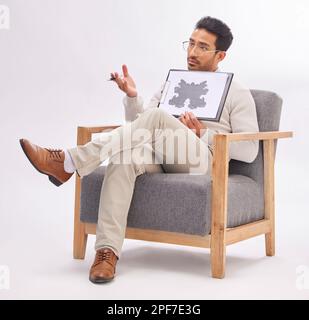 Psychologie, psychologue et homme avec rorschach diagramme de test sur presse-papiers en studio isolé sur fond gris. Thérapeute, consultant et homme Banque D'Images