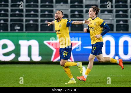 BRUXELLES, BELGIQUE - MARS 16: Loic Lapussin de l'Union Royale Saint-Gilloise, Casper Terho de l'Union Royale Saint-Gilloise célébrant la victoire lors de l'UEFA Europa League Round of 16 Leg Two Match entre l'Union Royale Saint-Gilloise et 1. FC Union Berlin au stade Anderlecht sur 16 mars 2023 à Bruxelles, Belgique (photo de René Nijhuis/Orange Pictures) Banque D'Images