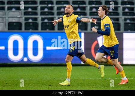 BRUXELLES, BELGIQUE - MARS 16: Loic Lapussin de l'Union Royale Saint-Gilloise, Casper Terho de l'Union Royale Saint-Gilloise célébrant la victoire lors de l'UEFA Europa League Round of 16 Leg Two Match entre l'Union Royale Saint-Gilloise et 1. FC Union Berlin au stade Anderlecht sur 16 mars 2023 à Bruxelles, Belgique (photo de René Nijhuis/Orange Pictures) Banque D'Images