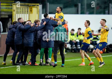 BRUXELLES, BELGIQUE - MARS 16: Loic Lapussin de l'Union Royale Saint-Gilloise, Casper Terho de l'Union Royale Saint-Gilloise célébrant la victoire lors de l'UEFA Europa League Round of 16 Leg Two Match entre l'Union Royale Saint-Gilloise et 1. FC Union Berlin au stade Anderlecht sur 16 mars 2023 à Bruxelles, Belgique (photo de René Nijhuis/Orange Pictures) Banque D'Images